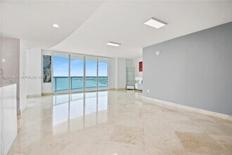1800 N Bayshore Dr in Miami, FL - Building Photo - Building Photo