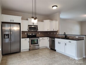 121 N Cromwell Dr in Mooresville, NC - Building Photo - Building Photo