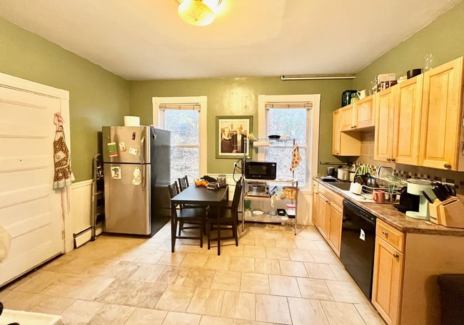 12 Bucknam St, Unit 2 in Boston, MA - Foto de edificio - Building Photo