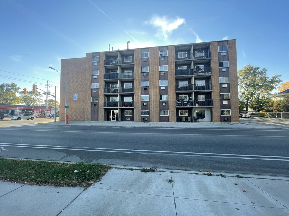 Pillette Court Apartments in Windsor, ON - Building Photo