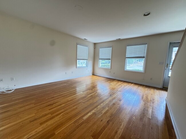 17 Glenwood Ave in Norwalk, CT - Foto de edificio - Building Photo