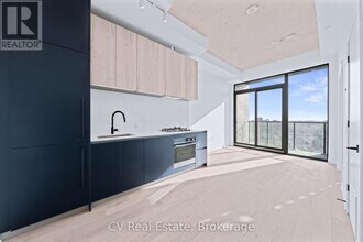 2625 Dundas St W in Toronto, ON - Building Photo - Building Photo