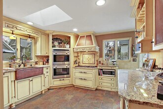 642 Agaming Rd in Fontana-on-Geneva Lake, WI - Foto de edificio - Building Photo