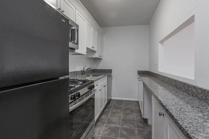 8 Whittier Pl in Boston, MA - Building Photo