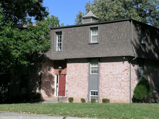 Greenfield Village in Grandview, MO - Foto de edificio - Building Photo