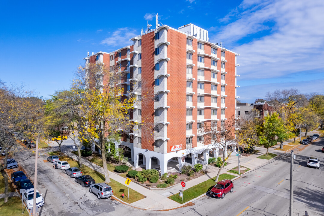 Bradford Arms in Milwaukee, WI - Building Photo