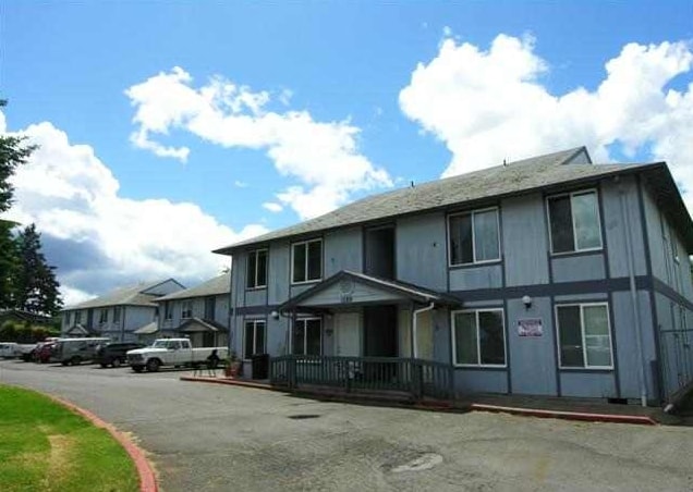 1289 SE Holman Ave in Dallas, OR - Foto de edificio