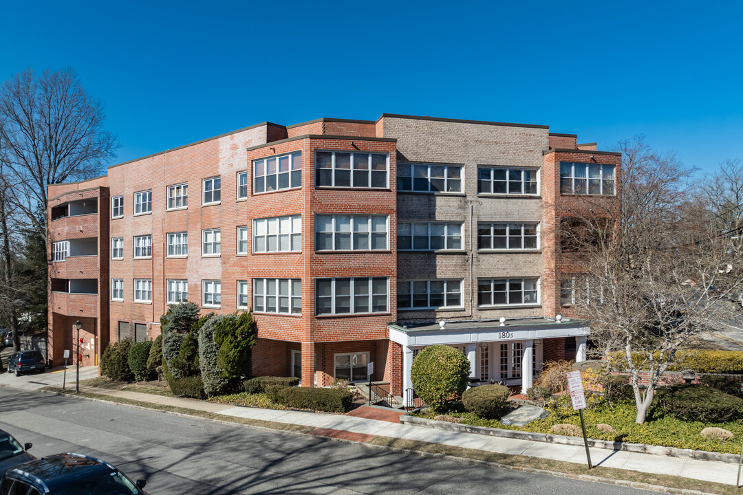 180 S Middle Neck Rd in Great Neck, NY - Building Photo