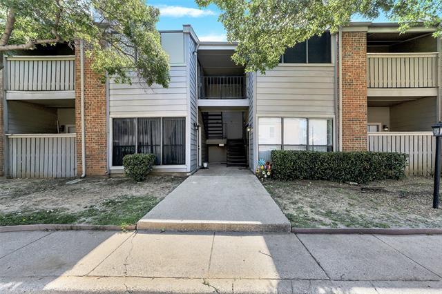 2101 Count Fleet Dr in Arlington, TX - Building Photo