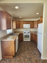 1003 S 90th Ave in Yakima, WA - Foto de edificio - Building Photo