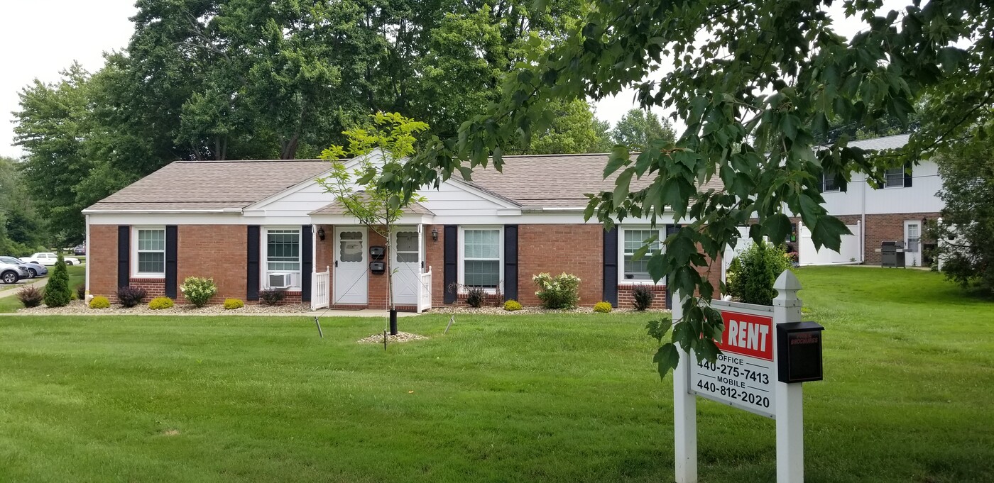 Willow Moor Villas in Jefferson, OH - Foto de edificio