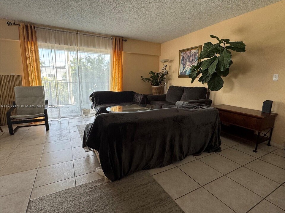 16508 NE 26th Ave in North Miami Beach, FL - Building Photo