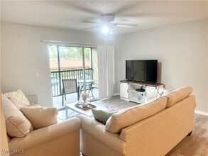 8940 Colonnades Ct E in Bonita Springs, FL - Foto de edificio - Building Photo
