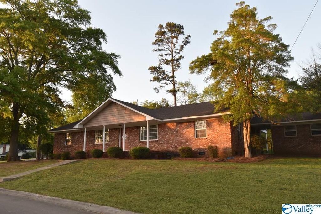 3500 Colonial Dr in Guntersville, AL - Building Photo