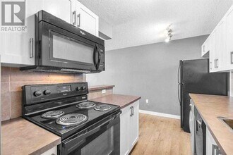 110-124 24 Ave SW in Calgary, AB - Building Photo - Building Photo