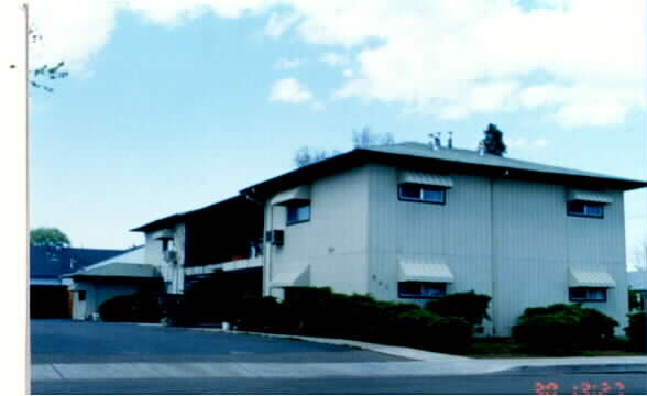 301 Birch St in Brentwood, CA - Foto de edificio - Building Photo