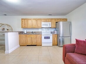 3305 SW 114th Ct, Unit 2 in Miami, FL - Foto de edificio - Building Photo