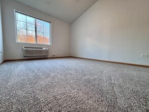 2427 Silverstone Dr in Carpentersville, IL - Building Photo - Building Photo