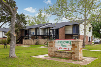 Gruenewood Villa Apartments in New Braunfels, TX - Building Photo - Building Photo