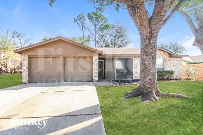 732 NW Ann Lois Ln in Burleson, TX - Building Photo