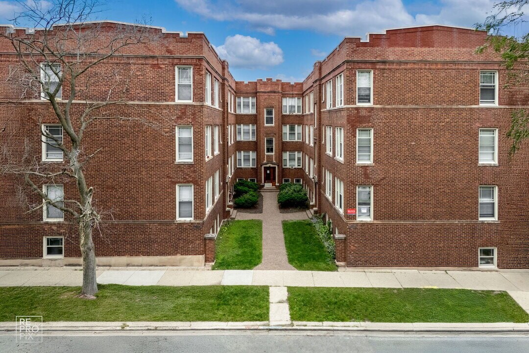 6977 N Bell Ave in Chicago, IL - Building Photo