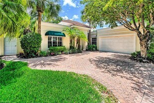 3722 Rachel Ln, Unit 11-208 in Naples, FL - Building Photo
