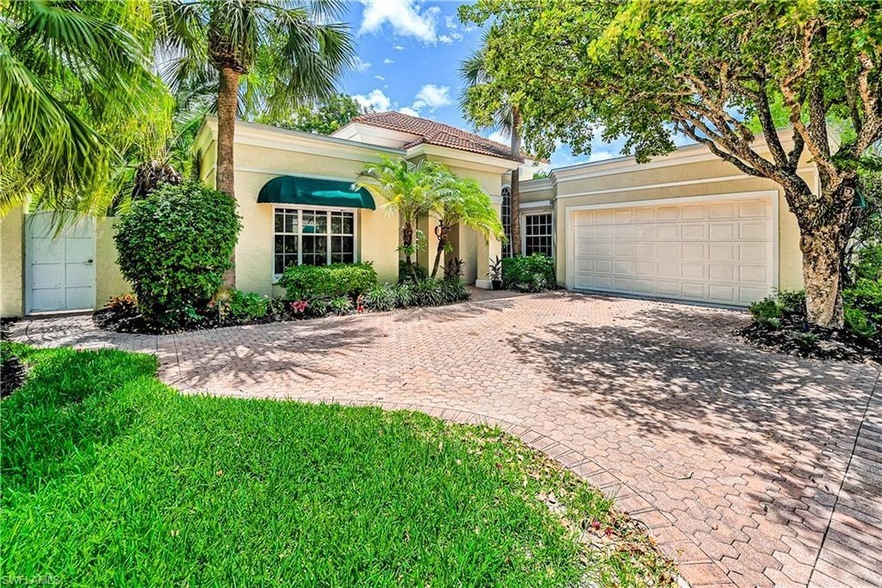 3722 Rachel Ln, Unit 11-208 in Naples, FL - Building Photo