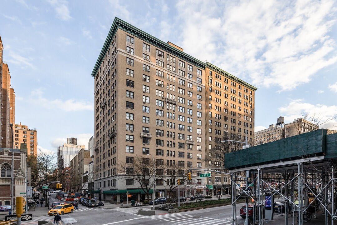 220 W 93rd St in New York, NY - Building Photo