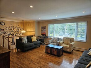 8 Spur Dr in Nanuet, NY - Building Photo - Building Photo