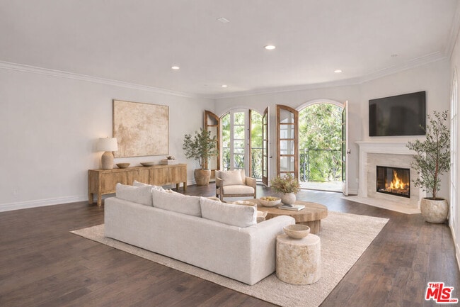 property at 353 S Reeves Dr