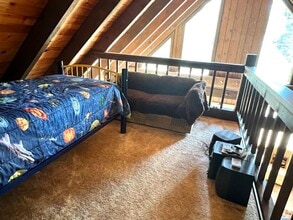 11608 Chamonix Rd in Truckee, CA - Foto de edificio - Building Photo