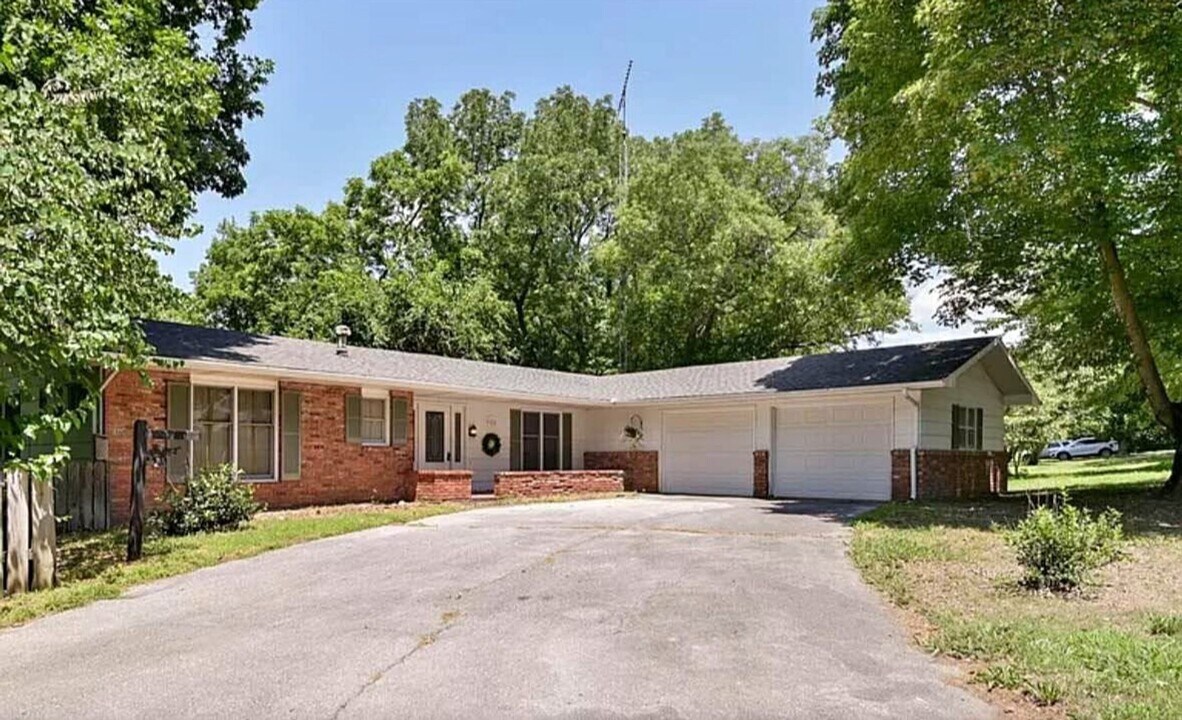 955 E 13th St in Cassville, MO - Building Photo