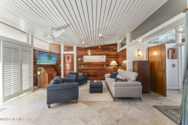 2337 Seminole Rd in Atlantic Beach, FL - Foto de edificio - Building Photo