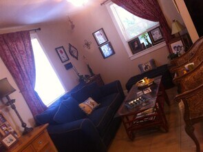 2108 Willow St, Unit B. in Harvey, LA - Foto de edificio - Building Photo