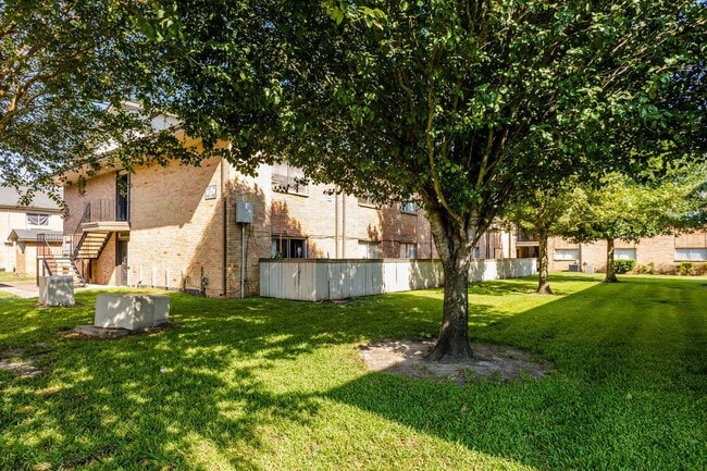 Red Pines Apartments in Pasadena, TX - Building Photo - Building Photo