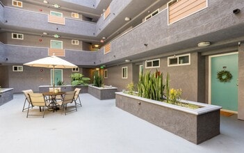 110 South Sweetzer Ave in Los Angeles, CA - Building Photo - Building Photo