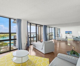 600 NE 36th St, Unit 1810 in Miami, FL - Building Photo - Building Photo