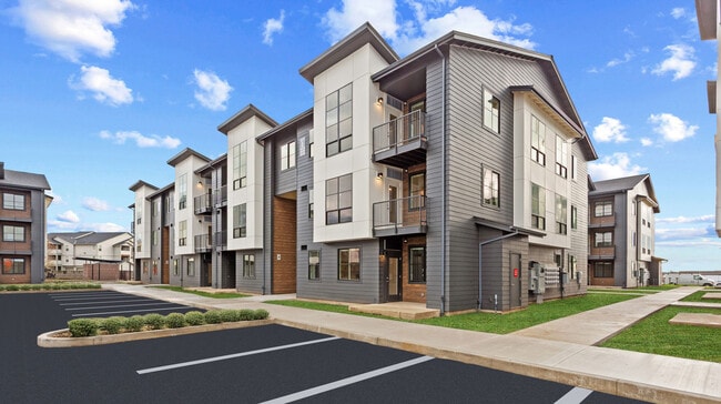 Allison Summit in Woodburn, OR - Foto de edificio - Building Photo