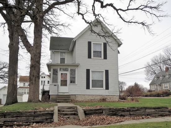 745 N Ottawa Ave in Dixon, IL - Building Photo