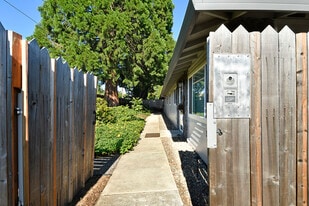 6 SE 136th Ave in Portland, OR - Building Photo