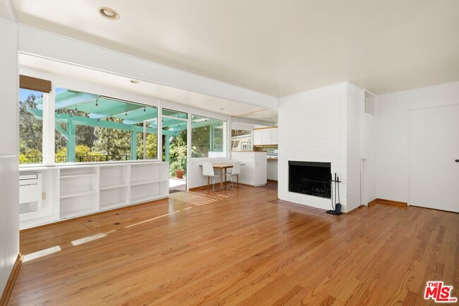 217 Amalfi Dr in Santa Monica, CA - Building Photo - Building Photo