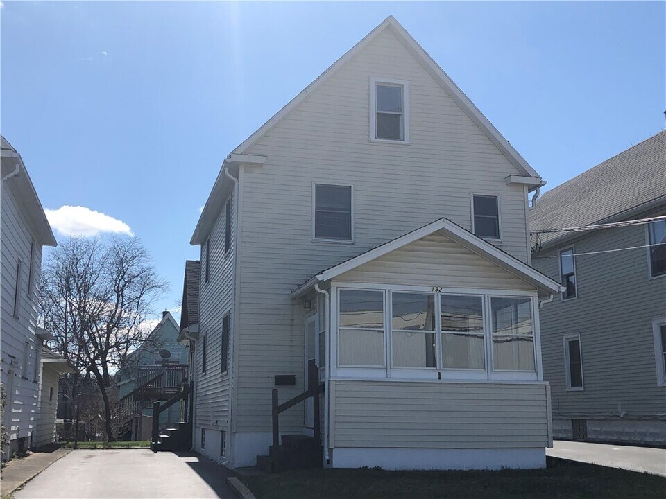 132 E Maple Ave in East Rochester, NY - Building Photo