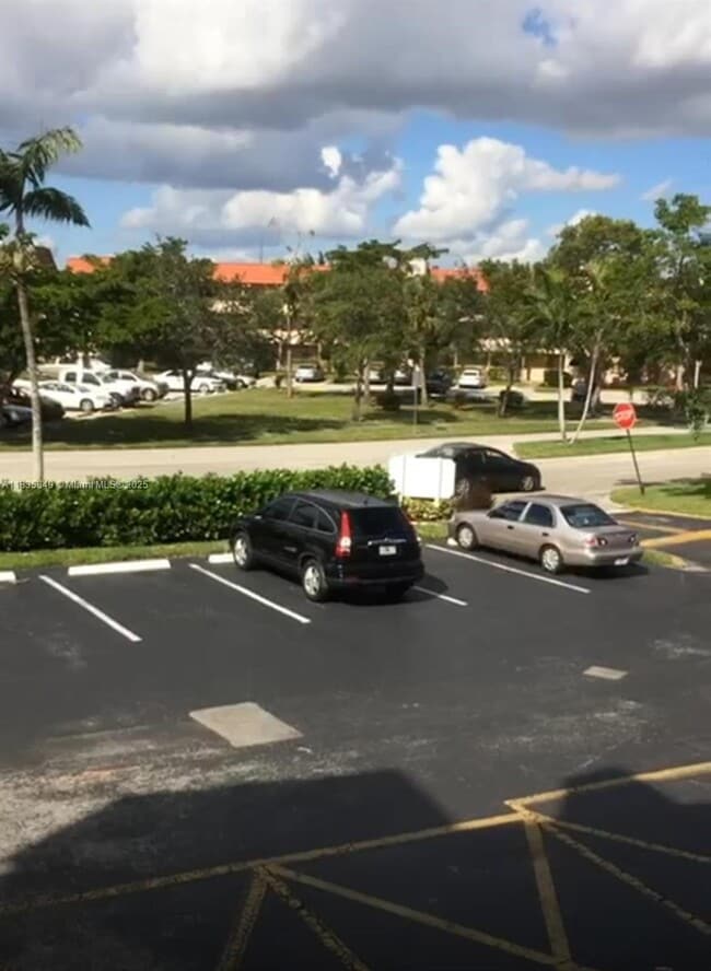 3000 Sunrise Lakes Dr W in Sunrise, FL - Building Photo - Building Photo