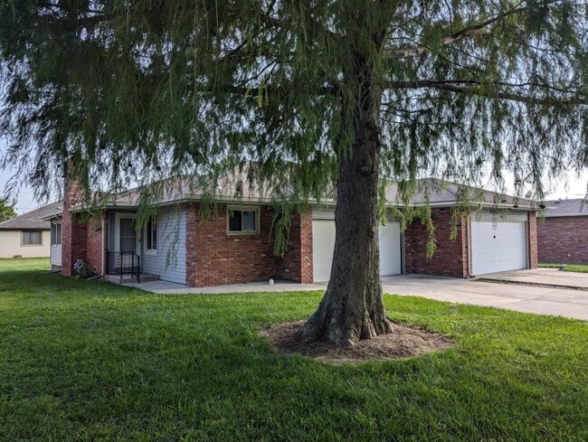 530 E Redwood St