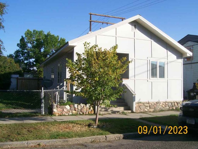 114 W Clark St