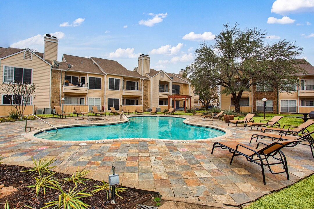 Oaks of Arlington in Arlington, TX - Building Photo