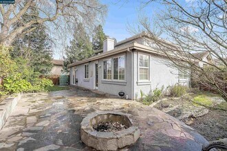 350 Caroni St in Walnut Creek, CA - Foto de edificio - Building Photo
