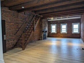 21 Inn St, Unit D in Newburyport, MA - Foto de edificio - Building Photo