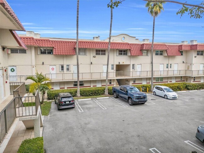 6707 N Kendall Dr in Miami, FL - Building Photo - Building Photo