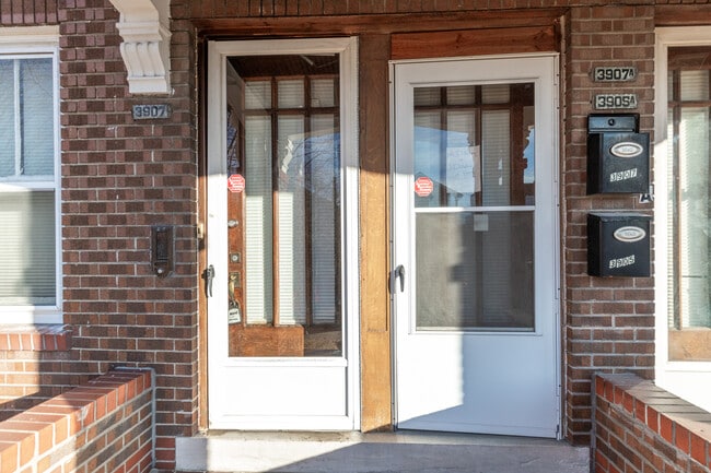 3905 Dunnica Ave, Unit 3905A in St. Louis, MO - Foto de edificio - Building Photo